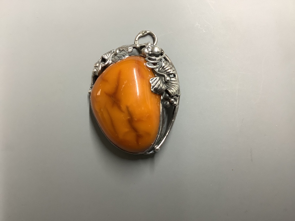 A 925 mounted amber pendant, 39 mm, gross weight 14 g.